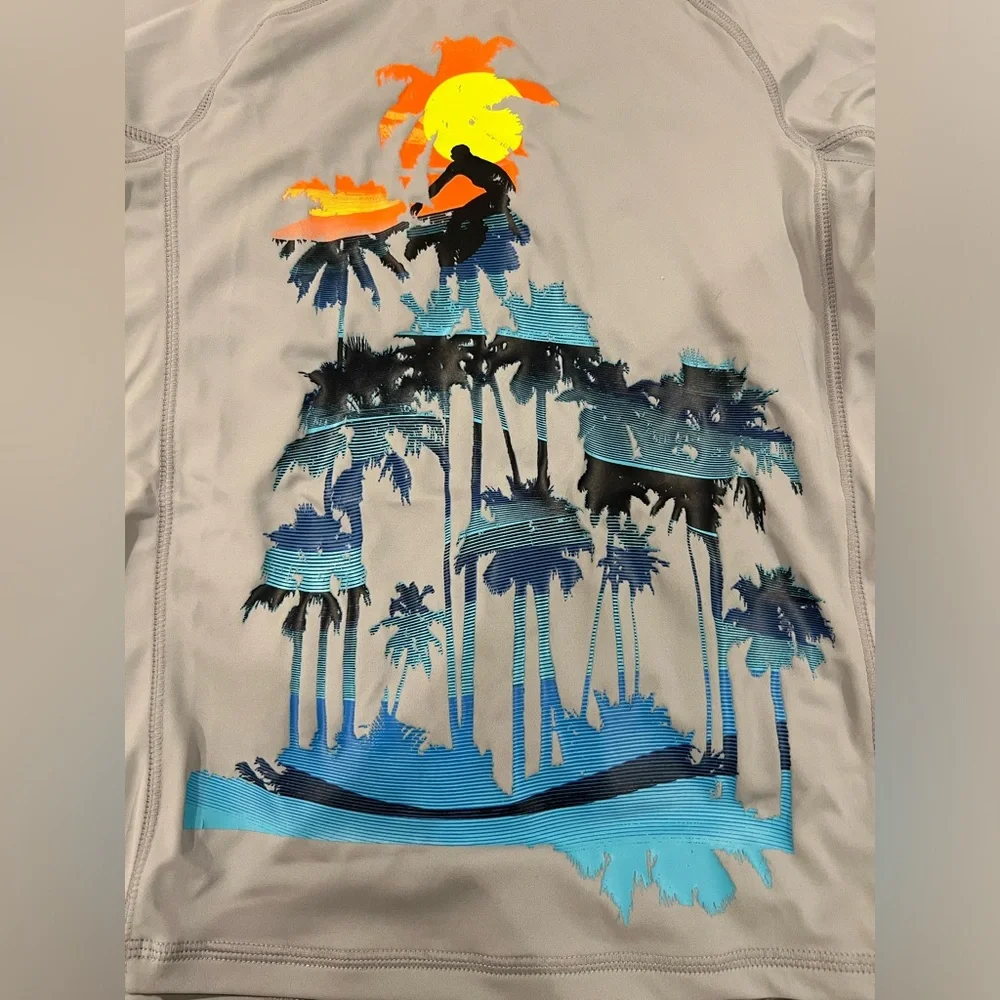 NWT Boys Gap long sleeve rashguard. - Picture 4 of 4